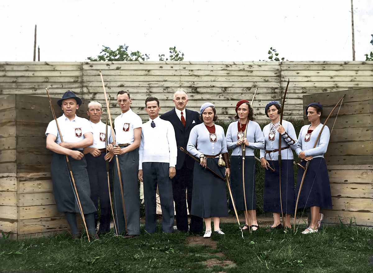 Polska drużyna łucznicza przed wyjazdem na mistrzostwa świata w Båstad. Od lewej: Michał Sawicki, Lewiński, Zygmunt Łotocki, kapitan drużyny Pakuła, prezes Międzynarodowej Federacji Łuczniczej dr Bronisław Pierzchała, Janina Kurkowska- -Spychajowa, S. Trajdosówna, Anna Moczulska, Maria Trajdosówna, 1934 r. Źródło: Narodowe Archiwum Cyfrowe