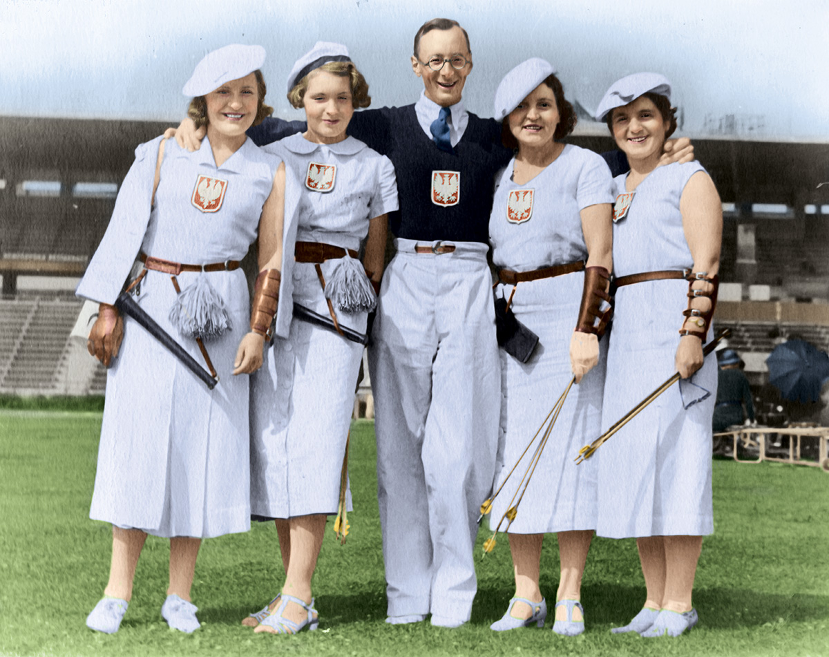 Drużyna polskich łuczniczek ze swoim trenerem Zygmuntem Łotockim podczas mistrzostw świata w Pradze. Stoją od lewej: Janina Kurkowska-Spychajowa, Maria Pankow, Zygmunt Łotocki, Wójcikowa i Zofia Bunsch, 1936 r. Źródło: Muzeum Sportu i Turystyki