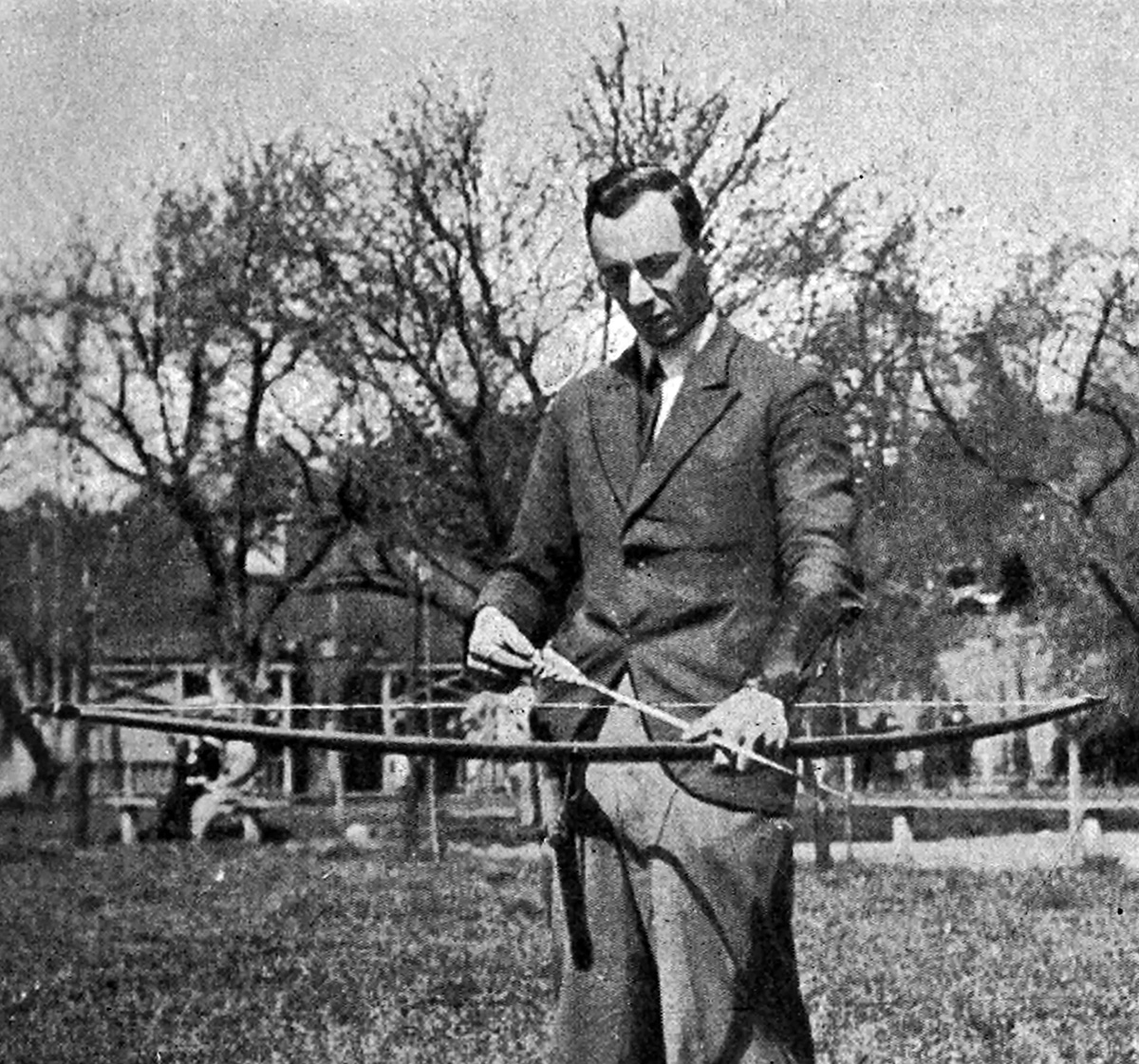 Zygmunt Łotocki podczas nakładania strzały na łuk. Fotografia z jego podręcznika Łucznictwo, Warszawa 1934, s. 51. Źródło: Biblioteka Narodowa