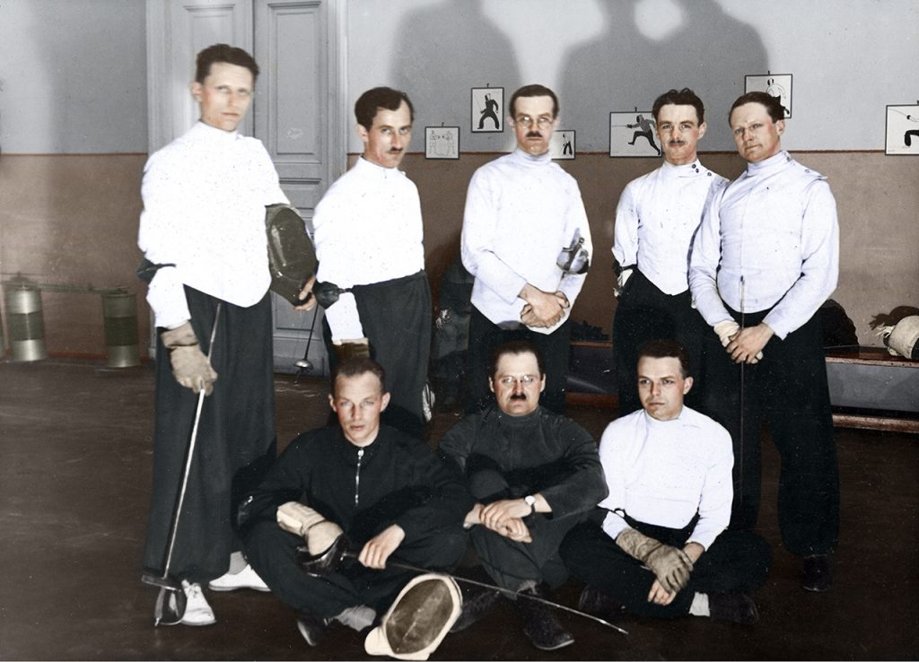 Zdobywcy brązowego medalu na letnich igrzyskach olimpijskich w Los Angeles. Stoją od lewej: Władysław Segda, Władysław Dobrowolski, Adam Papée, Marian Suski, Jerzy Zabielski. Siedzą od lewej: Leszek Lubicz-Nycz, trener Bela Szombathely, Tadeusz Friedrich Fot. NAC