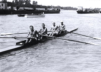 Polscy wioślarze Henryk Budziński, Witalis Leporowski, Witalis Ludwiczak i Górski (od lewej) podczas mistrzostw Europy w Budapeszcie w 1933 r. Fot. NAC
