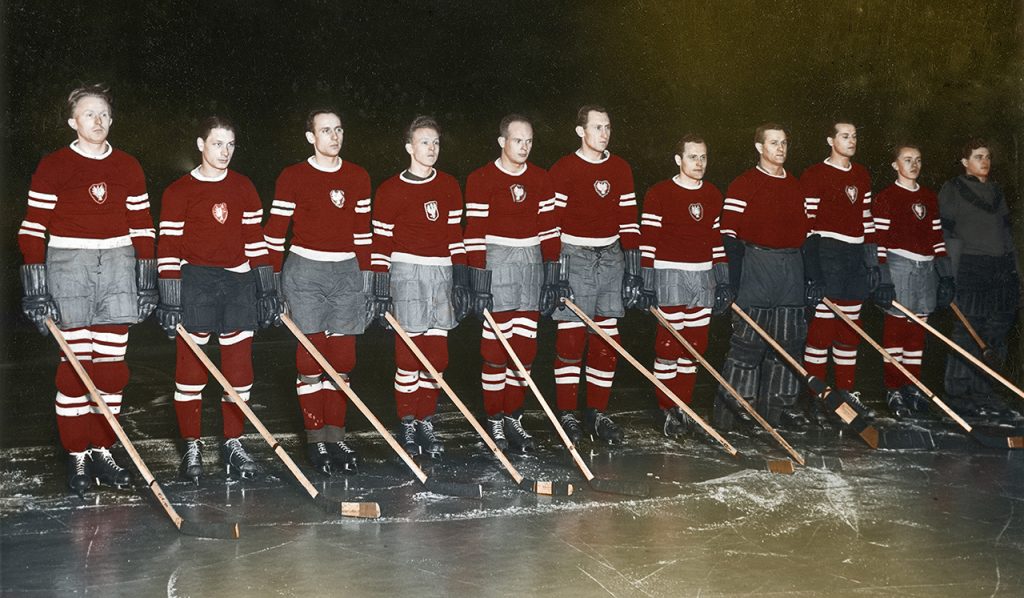 Drużyna polskich hokeistów przed meczem Polska – Szwecja w Katowicach. Witalis Ludwiczak – pierwszy od lewej. Grudzień 1937 Fot. NAC