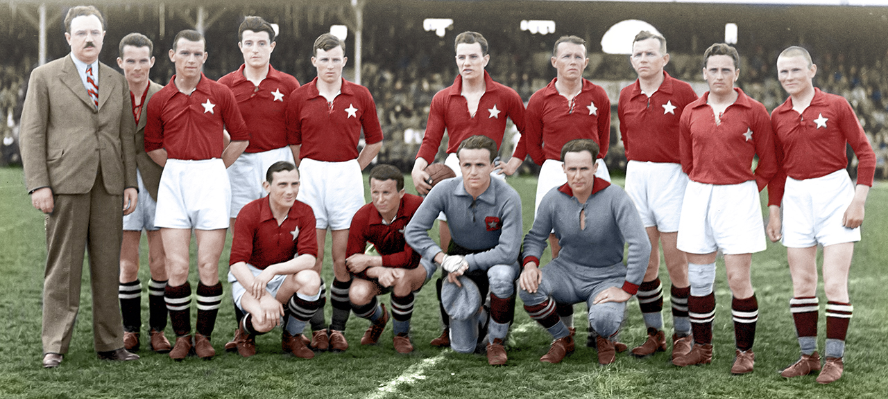 Piłkarze Wisły Kraków przed meczem z Chelsea Londyn zorganizowanym z okazji 30-lecia Towarzystwa Sportowego Wisła Kraków. Drugi z lewej kuca Antoni Łyko, zdobywca jedynej bramki meczu. Maj 1936 r. Ze zbiorów Narodowego Archiwum Cyfrowego