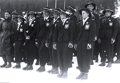 Mistrzostwa Świata w Narciarstwie Klasycznym FIS w Zakopanem. Reprezentacja Polski podczas otwarcia mistrzostw. Widoczna m.in. Helena Marusarzówna (czwarta z prawej na pierwszym planie) Fot. NAC
