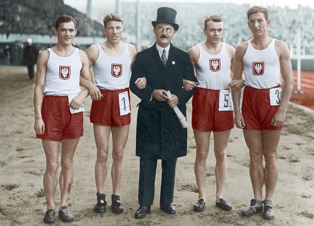 Zwycięska sztafeta meczu lekkoatletycznego mężczyzn Belgia – Polska w Brukseli w 1931 r. (październik). W środku konsul Polski w Belgii Feliks Chiczewski. Antoni Maszewski – pierwszy z lewej Fot. NAC