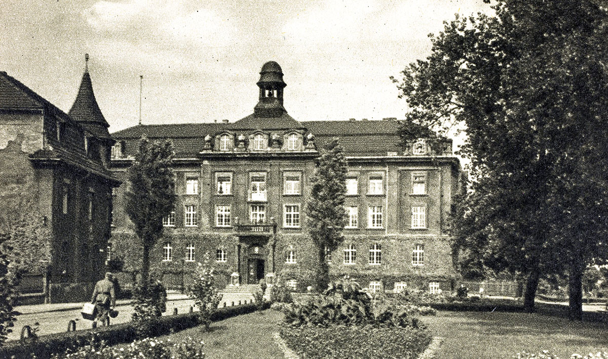 Gmach urzędu gminy w Hajdukach, gdzie Teofil Paczyński był radnym. Źródło: Śląska Biblioteka Cyfrowa