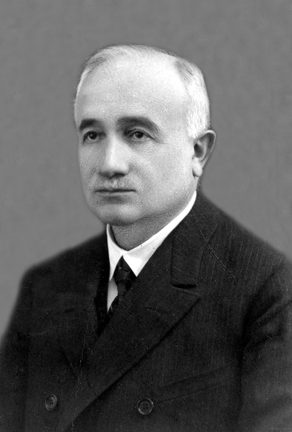 Władysław Stesłowicz (1867–1940). Przed odzyskaniem niepodległości przez Polskę poseł do parlamentu austriackiego, następnie – od 1919 r. – poseł na Sejm Ustawodawczy. Po agresji ZSRS na Polskę w 1939 r. został aresztowany przez NKWD we Lwowie. Okoliczności jego śmierci w 1940 r. nie są znane. Źródło: Narodowe Archiwum Cyfrowe