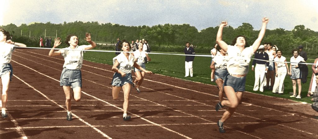 Ogólnopolskie zawody Pocztowego Przysposobienia Wojskowego w Warszawie w 1929 r. Finisz biegu na 60 m, wygrywa Irena Dobrzańska (1912–1998). Dobrzańska była najlepszą lekkoatletką PPW w Warszawie. Uczestniczyła w Powstaniu Warszawskim, po wojnie brała udział m.in w mistrzostwach Europy w Oslo (1956 r., 5. miejsce w rzucie dyskiem). Dwukrotna mistrzyni Polski w tej dyscyplinie (1949, 1951 r.) Fot. NAC