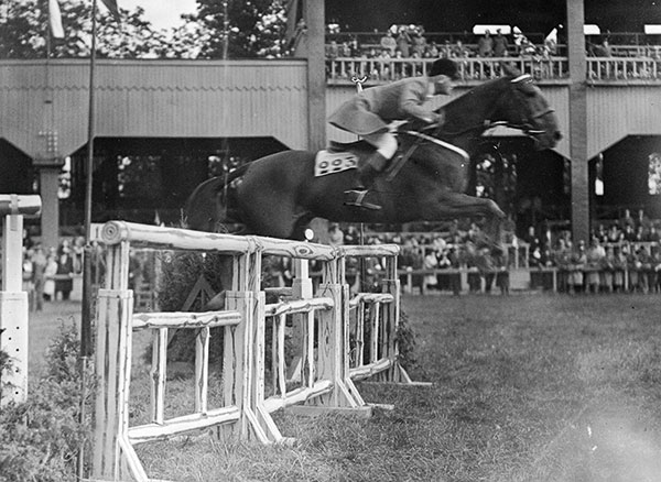IV Jeździeckie Mistrzostwa Polski na hipodromie w Łazienkach Królewskich w Warszawie, październik 1934 r. Podpułkownik Karol Rómmel w skoku przez przeszkodę. Źródło: Narodowe Archiwum Cyfrowe