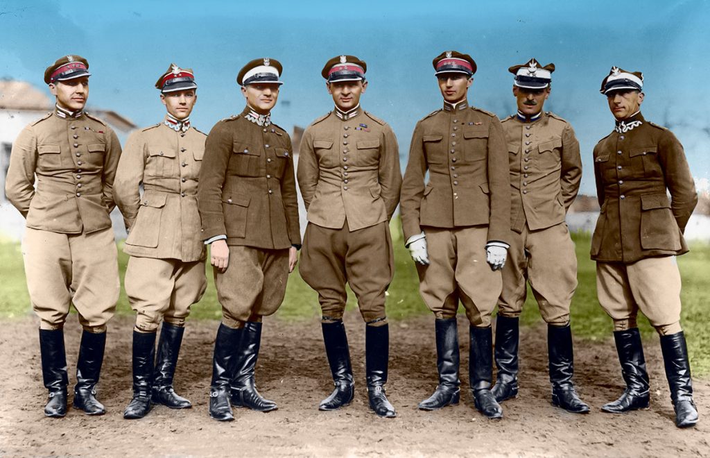 Grupa oficerów kawalerii – w środku ppłk Karol Rómmel. Źródło: Narodowe Archiwum Cyfrowe (reprodukcja zdjęcia Narcyza Witczaka-Witaczyńskiego)