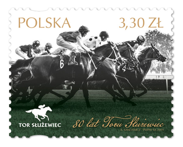 Znaczek pocztowy 80 lat toru Służewiec. Źródło: Poczta Polska S.A.