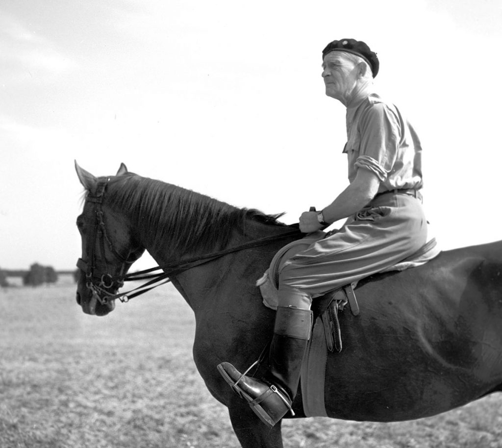 Karol Rómmel na planie filmu Krzyżacy. Źródło: Filmoteka Narodowa – Instytut Audiowizualny