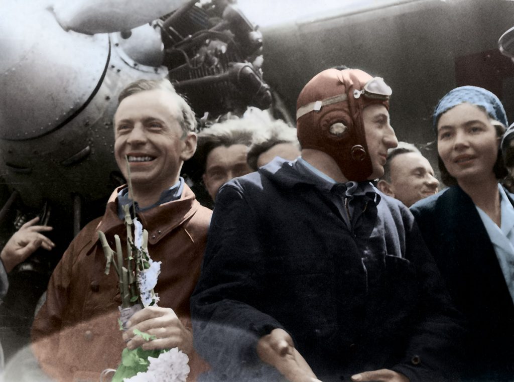 Powitanie kpt. Stanisława Skarżyńskiego i por. Andrzeja Markiewicza na lotnisku w Warszawie po zakończeniu lotu dookoła Afryki, maj 1931 r. Źródło: Narodowe Archiwum Cyfrowe