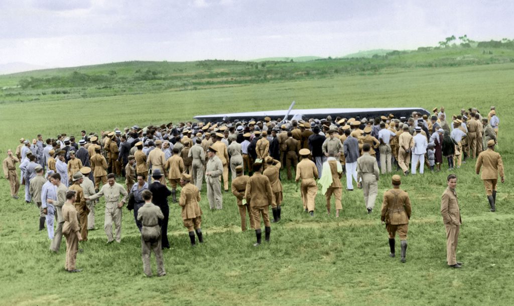 Publiczność wita Stanisława Skarżyńskiego na lotnisku Campo dos Afonsos w Rio de Janeiro. Źródło: Narodowe Archiwum Cyfrowe
