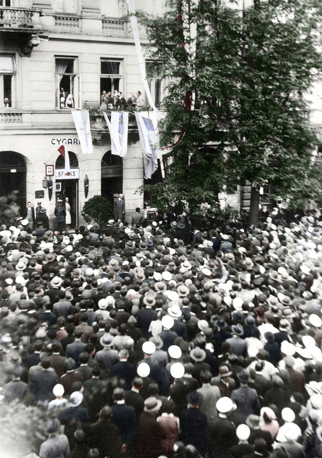 Kapitan Stanisław Skarżyński na balkonie Aeroklubu Warszawskiego po powrocie z lotu nad Atlantykiem. Źródło: Narodowe Archiwum Cyfrowe