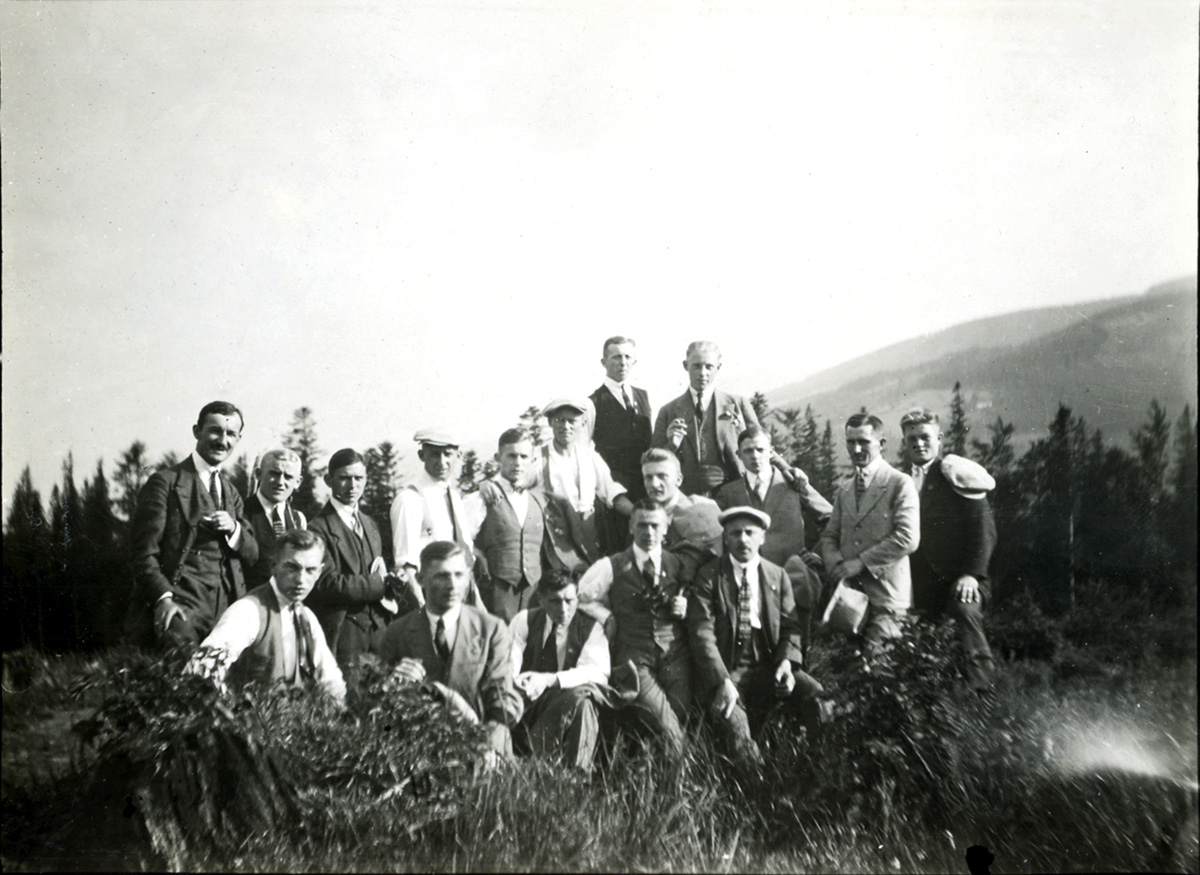 Marian Spojda (stoi 3. od lewej) wśród zawodników i działaczy Warty Poznań, 1923 r. Źródło: Muzeum Sportu i Turystyki