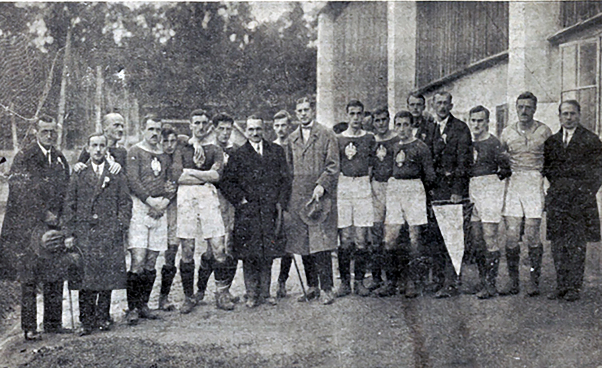 Marian Spojda (5. z lewej) wśród gwiazd polskiej piłki nożnej. Od lewej stoją: Synowiec (3.), Garbień (7.), Kuchar (9.), Gintel (11.), Cikowski (12.), Sperling (13.), Kałuża (16.), Zagrzeb, 1922 r. Źródło: Biblioteka Uniwersytetu Warszawskiego