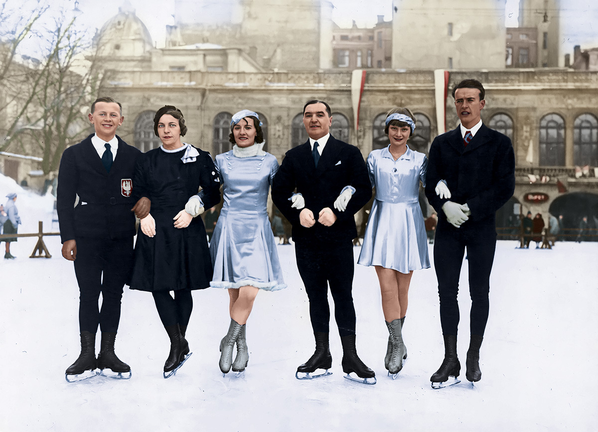 Wszechsłowiańskie Mistrzostwa w Łyżwiarstwie. Na tafli lodowiska stoją od lewej: Bolesław Staniszewski, Zofia Bilor, Edyta Popowicz, Tadeusz Kowalski oraz zawodnicy czechosłowaccy Miksova i Koudelka, Warszawa 1934 r. Źródło: Narodowe Archiwum Cyfrowe