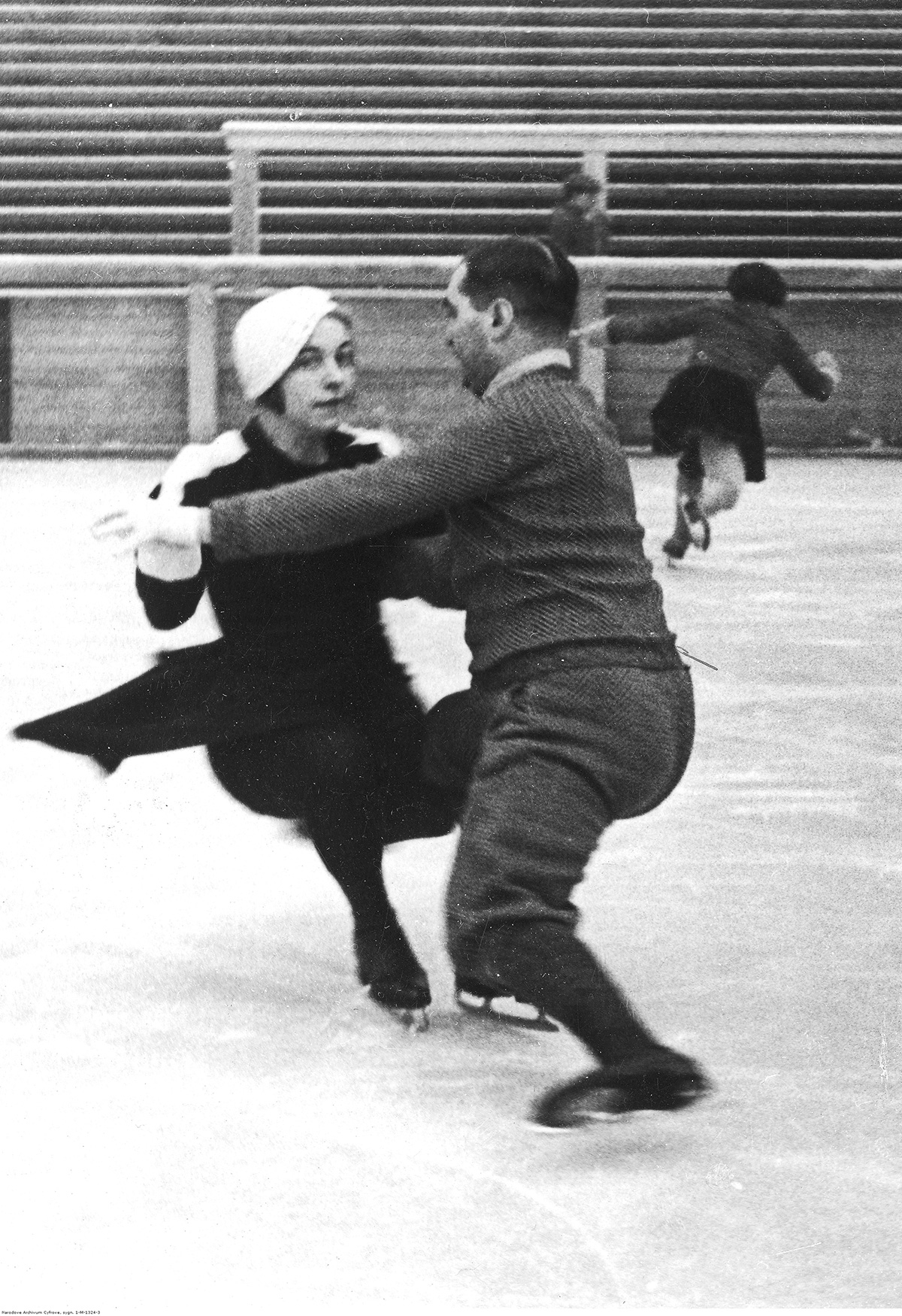 Polska para Bilorówna i Kowalski podczas treningu przed mistrzostwami Europy w „jeździe sztucznej”, Praga 1934 r. Źródło: Narodowe Archiwum Cyfrowe