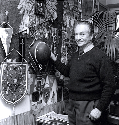 Tadeusz Pietrzykowski w swoim mieszkaniu w Bielsku-Białej, 1988 r. Fot. Adam Cyra. Zdjęcie pochodzi z prywatnego bloga www.cyra.wblogu.pl