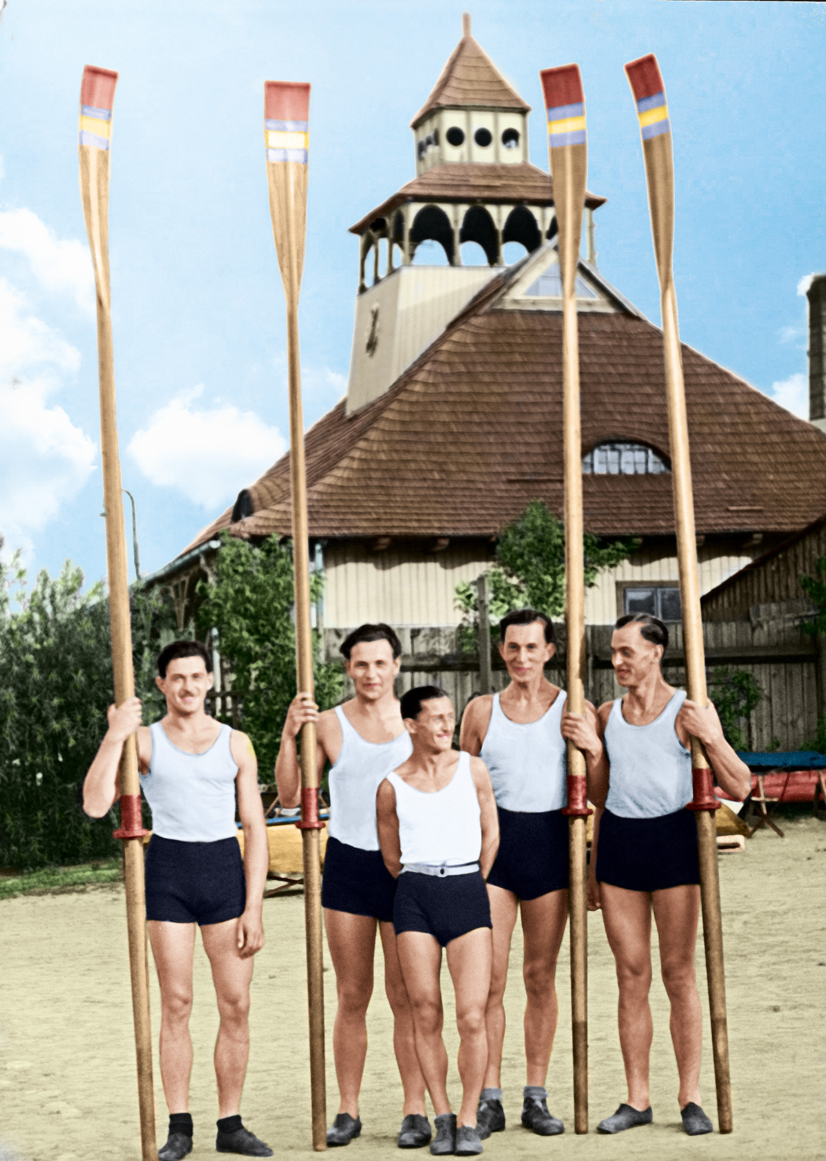 Wioślarze Warszawskiego Towarzystwa Wioślarskiego. Od lewej: Edward Kobyliński, Stanisław Urban, sternik Jerzy Skolimowski, Janusz Ślązak i Jerzy Braun, 1932 r. Źródło: Narodowe Archiwum Cyfrowe