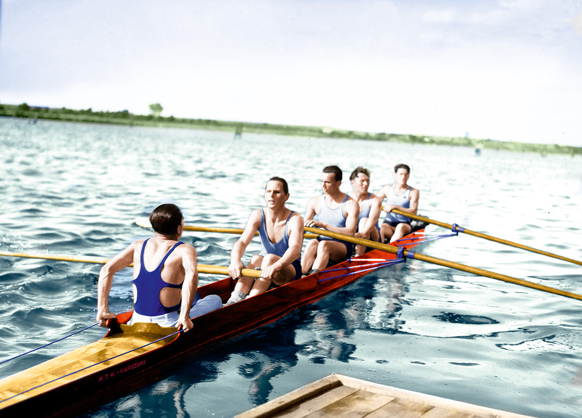 Czwórka ze sternikiem podczas zawodów. W łodzi siedzą: Jerzy Skolimowski, Jerzy Braun, Janusz Ślązak, Stanisław Urban i Edward Kobyliński, 1933 r. Źródło: Narodowe Archiwum Cyfrowe