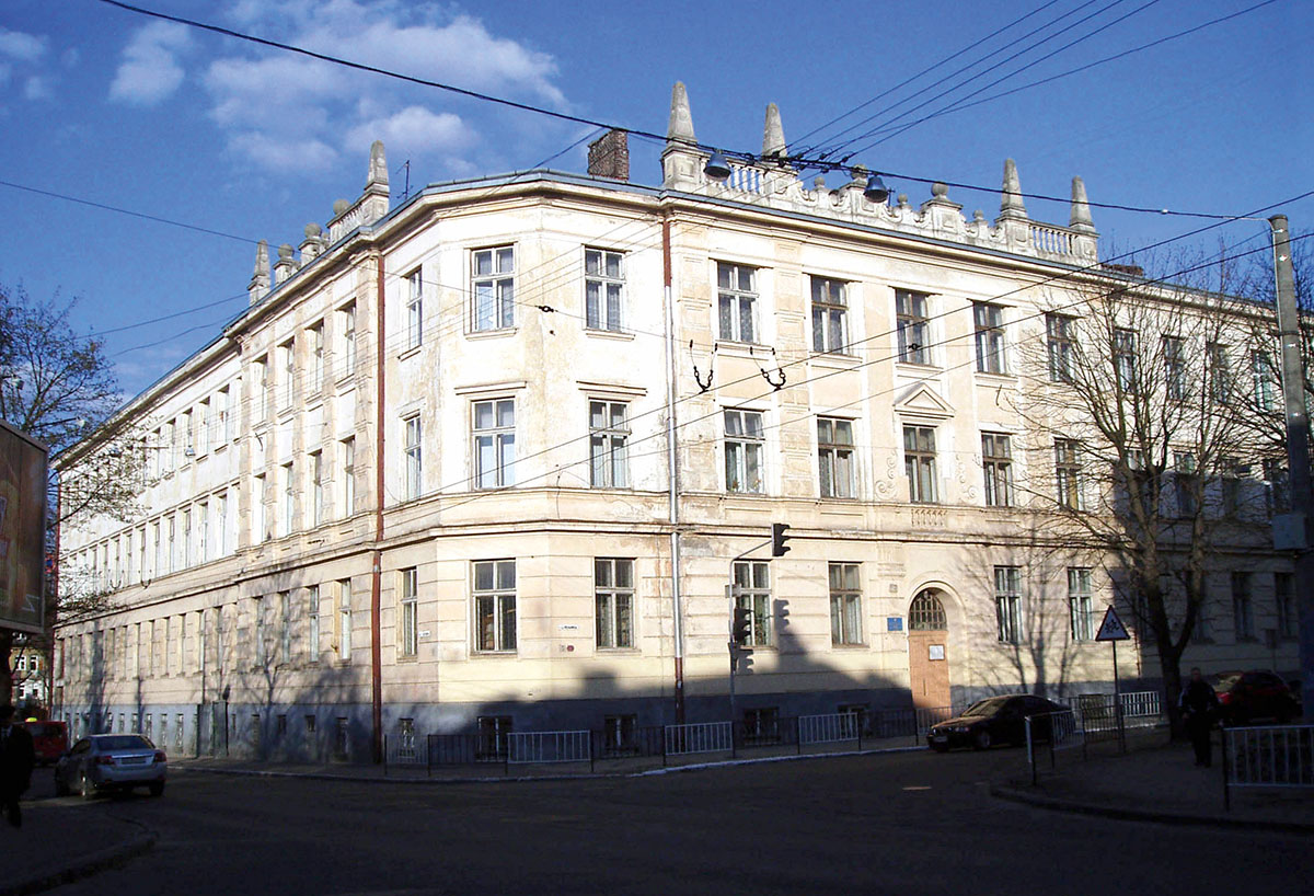 Gmach dawnego XI Państwowego Liceum i Gimnazjum im. Jana i Jędrzeja Śniadeckich we Lwowie (wcześniej: C.K. II Państwowa Szkoła Realna) – szkoły, w której pracował Rudolf Wacek. Źródło: domena publiczna