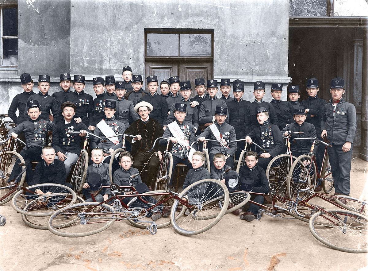 Koło Cyklistów Młodzieży Szkół Średnich Krakowa i Podgórza, 1907 r. W środku, w jasnym kapeluszu, Rudolf Wacek. Źródło: Narodowe Archiwum Cyfrowe
