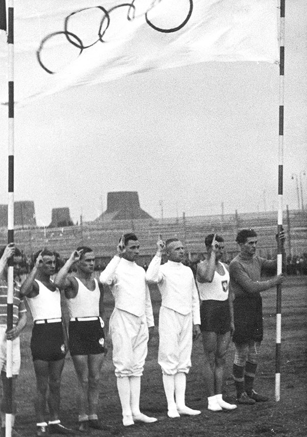 Ślubowanie polskich olimpijczyków w Hajdukach Wielkich, wrzesień 1935 r. W środku szermierze: Antoni Sobik i Teodor Zaczyk. Źródło: Narodowe Archiwum Cyfrowe