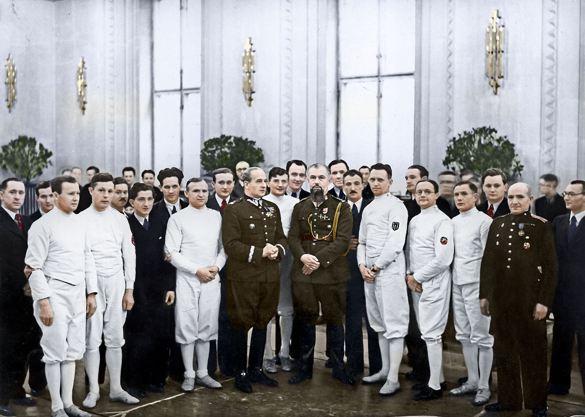Mistrzostwa Polski w szermierce w Domu Akademickim w Warszawie, kwiecień 1938 r. Teodor Zaczyk stoi piąty od lewej, obok Bolesława Wieniawy-Długoszowskiego – prezesa Polskiego Związku Szermierczego. Źródło: Narodowe Archiwum Cyfrowe