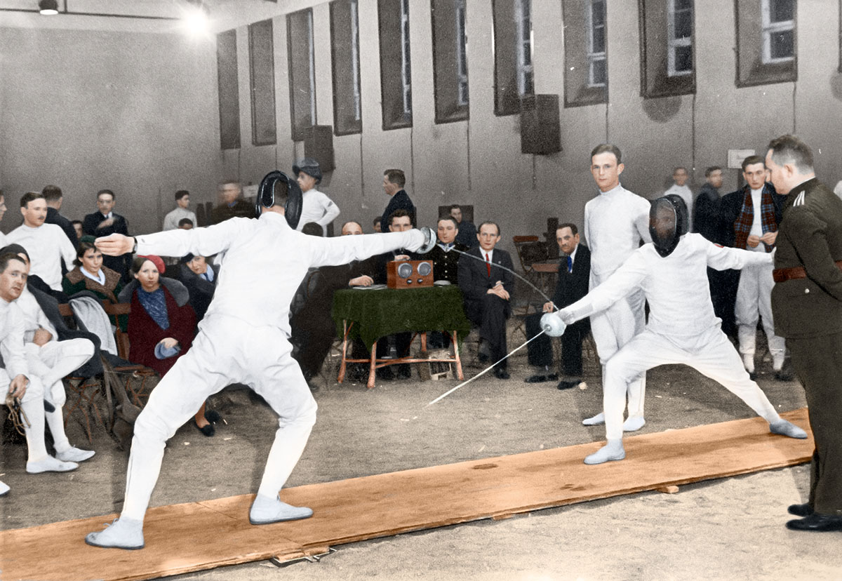 Szermiercze mistrzostwa Śląska w Katowicach, luty 1936 r. Walczą Antoni Sobik (z lewej) i Teodor Zaczyk. Źródło: Narodowe Archiwum Cyfrowe