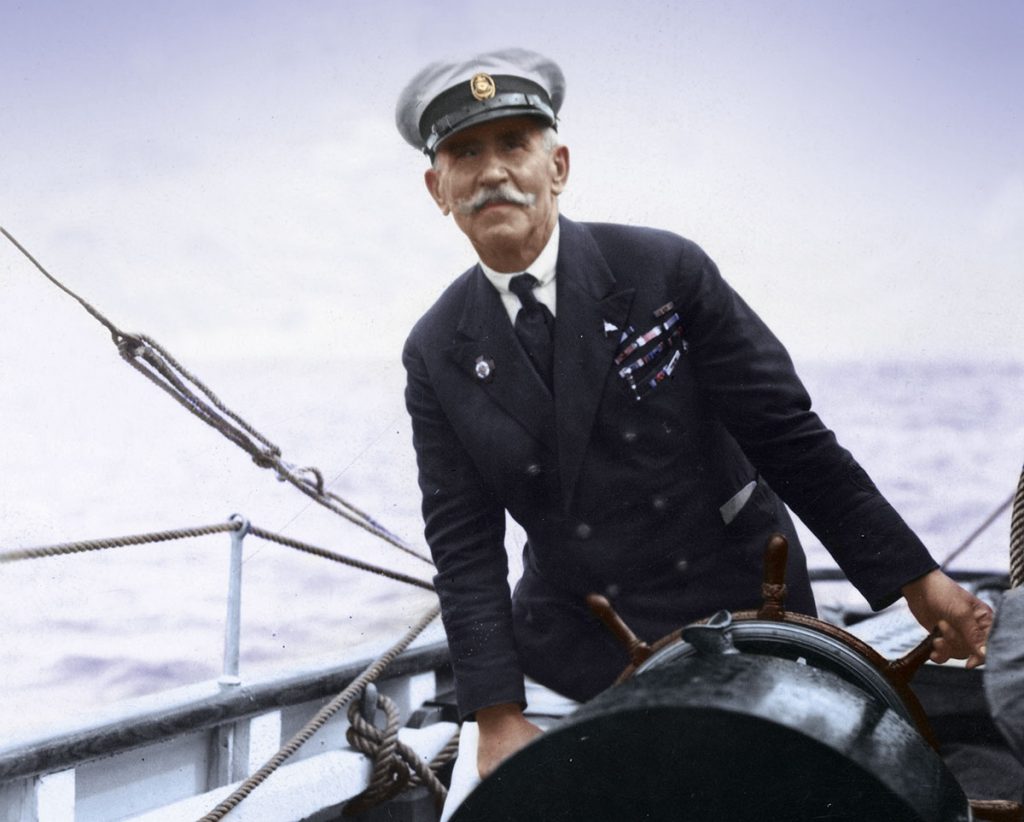 Mariusz Zaruski – kapitan harcerskiego szkunera Zawisza Czarny, przy sterze na pokładzie żaglowca. Źródło: Narodowe Archiwum Cyfrowe