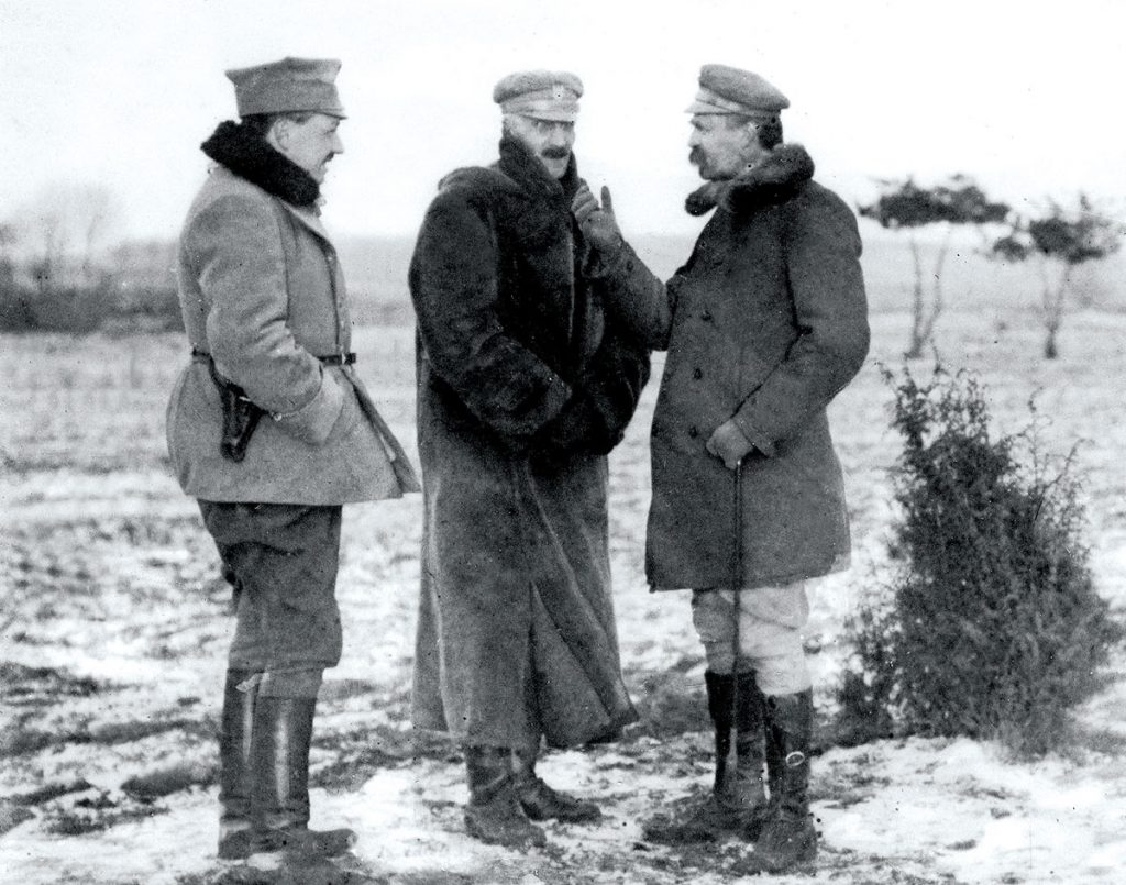 I wojna światowa, Legiony Polskie: brygadier Józef Piłsudski (z prawej) rozmawia z Ignacym Daszyńskim (w środku) i rotmistrzem Mariuszem Zaruskim. Źródło: Narodowe Archiwum Cyfrowe