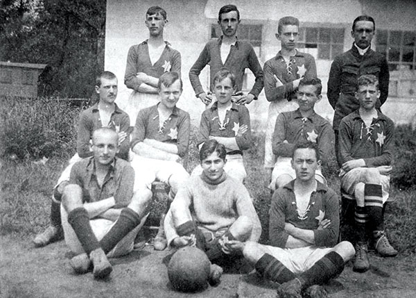 Juniorzy Wisły przed 1913 r. W środkowym rzędzie, pośrodku, siedzi Henryk Reyman. Źródło: historiawisly.pl