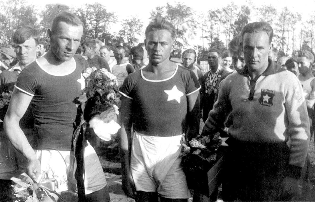 400. mecz Henryka Reymana (pierwszy z lewej) w barwach krakowskiej Wisły (25 maja 1931 r.). Źródło: historiawisly.pl