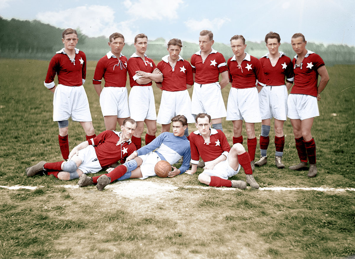 Drużyna krakowskiej Wisły w 1926 r. (Henryk Reyman w górnym rzędzie czwarty od prawej). Źródło: Narodowe Archiwum Cyfrowe