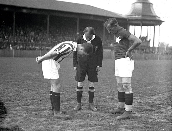 „Święta wojna” w 1932 r. – Henryk Reyman pierwszy z prawej. Źródło: Narodowe Archiwum Cyfrowe