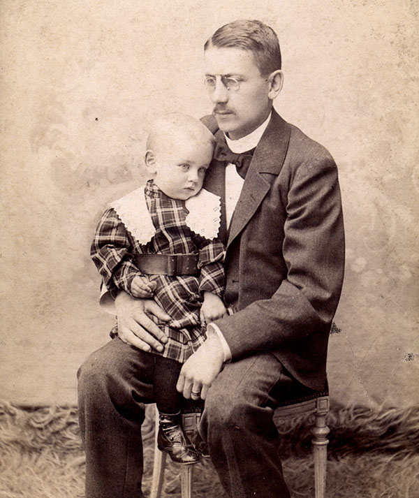 Henryk Reyman na kolanach ojca, Władysława. Źródło: archiwum Janusza Tomaszewskiego