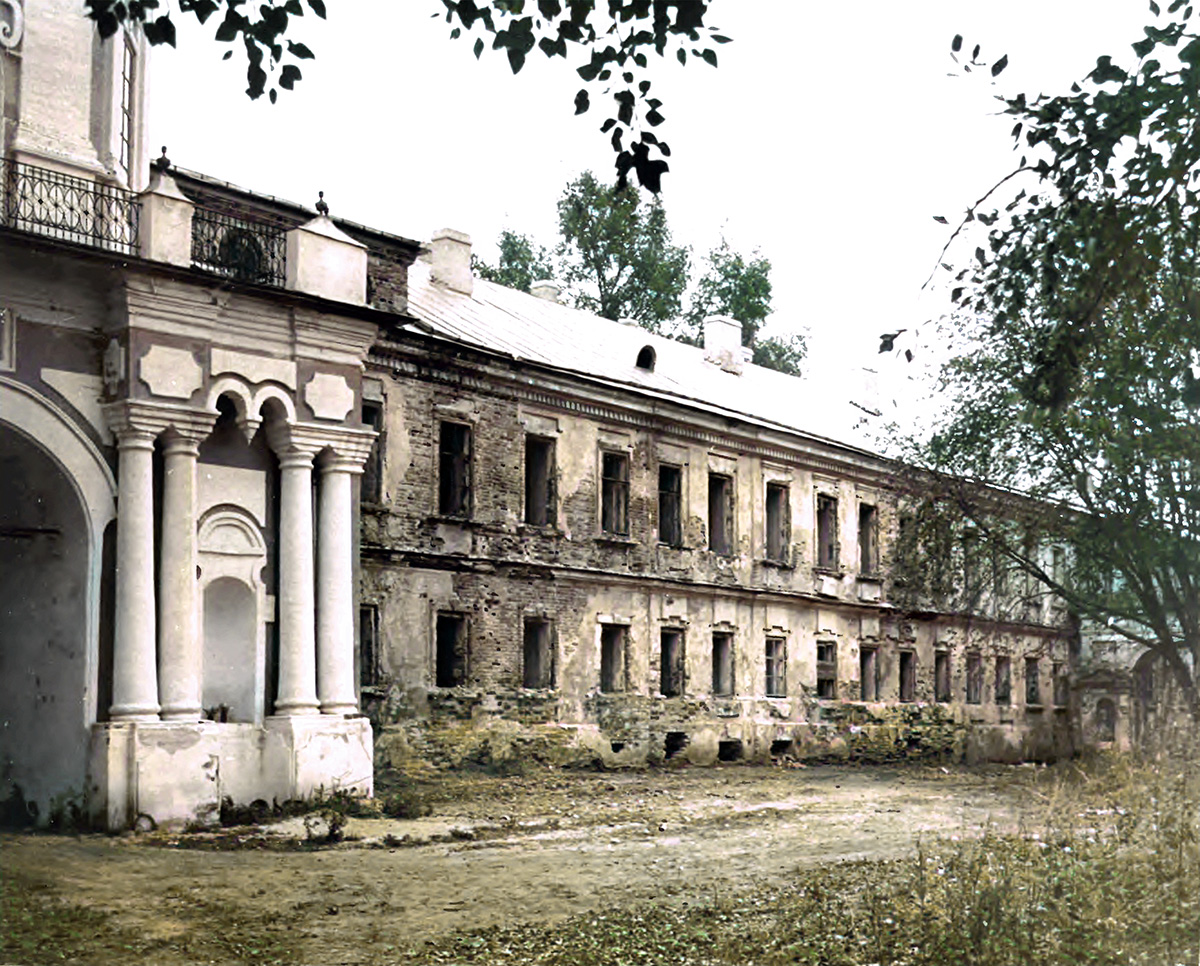 Budynki poklasztorne w Ostaszkowie, w których znajdował się obóz dla polskich jeńców. Zdjęcie Aleksandra Załęskiego z 1991 r. Źródło: Ogólnopolskie Stowarzyszenie „Rodzina Policyjna 1939” w Katowicach